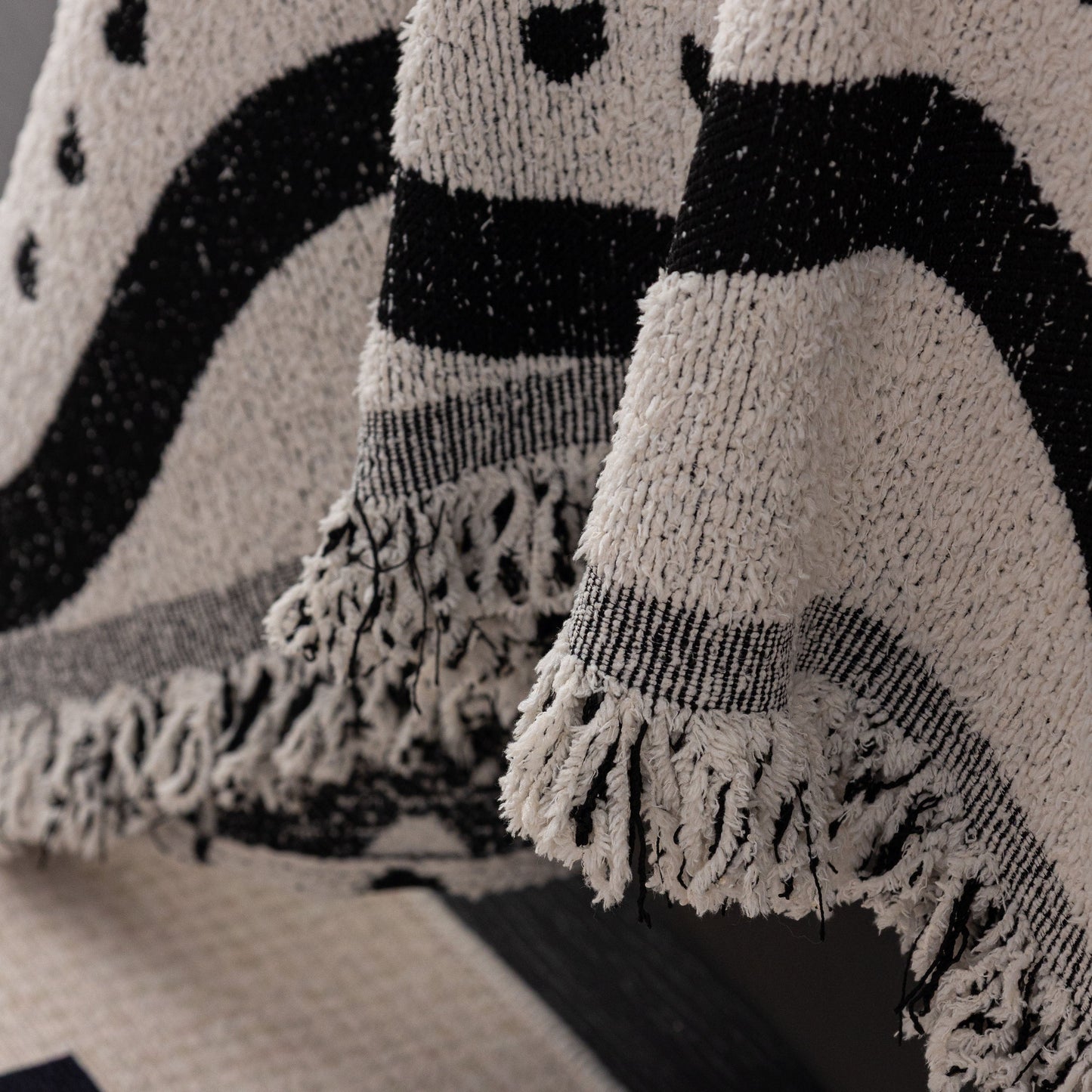 Luxurious Jacquard Couch Cover, Snag-Resistant Pet Friendly Couch Throw with Fringe